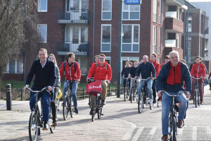 Lodewijk Asscher fietst voor betere Maaslijn